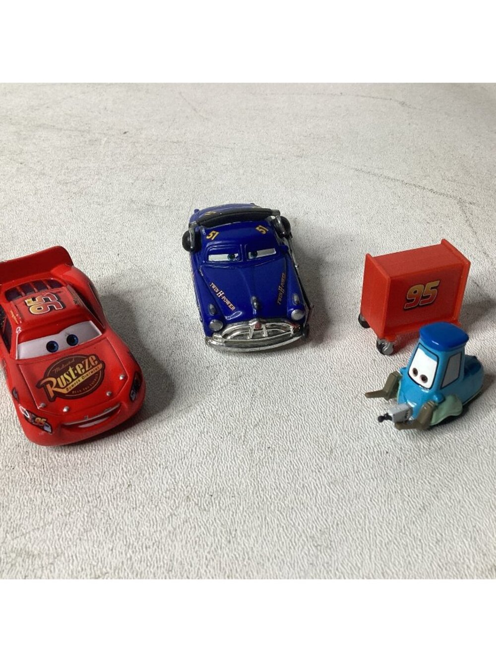 Disney Pixar Cars Pit Crew Member GUIDO ~ Lighting McQueen #95 Pit Crew W/ Racer